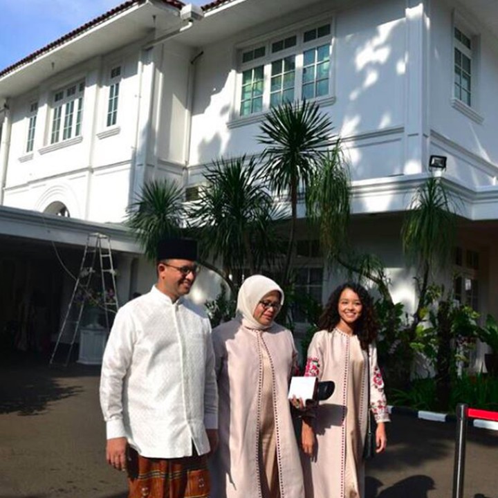<p>"Lebaran Day 1," demikian caption dari foto ini. Mutiara bersiap beribadah bersama keluarga. (Foto: Mutiara Baswedan)</p>