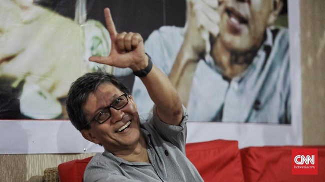 Ratusan orang mengatasnamakan Forum Peduli Negara Masyarakat menuntut polisi menangkap akademisi Rocky Gerung.