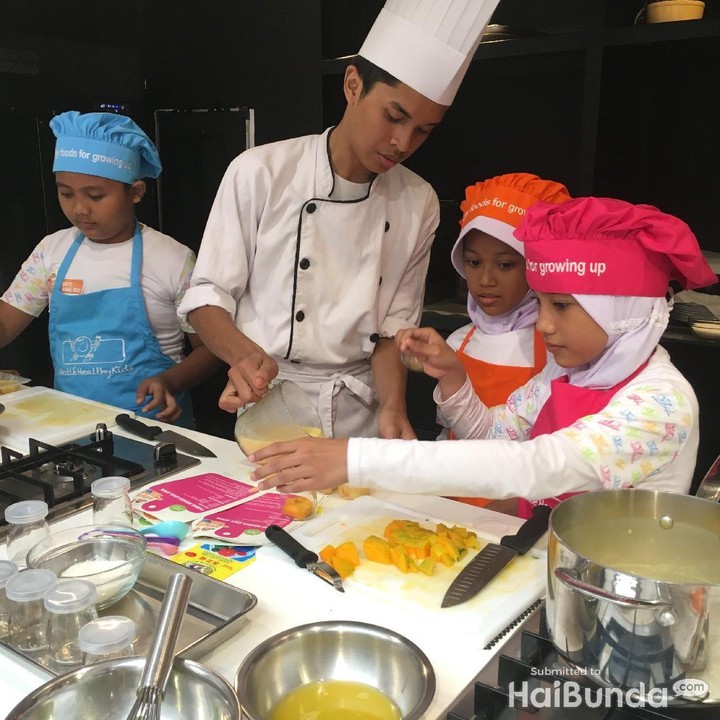 <p>Tenang, Bun. Chef cilik ini juga dipandu oleh kakak-kakak chef dari Association of Culinary Professionals Indonesia (ACPI) kok. Jadi proses masaknya aman deh.  </p>