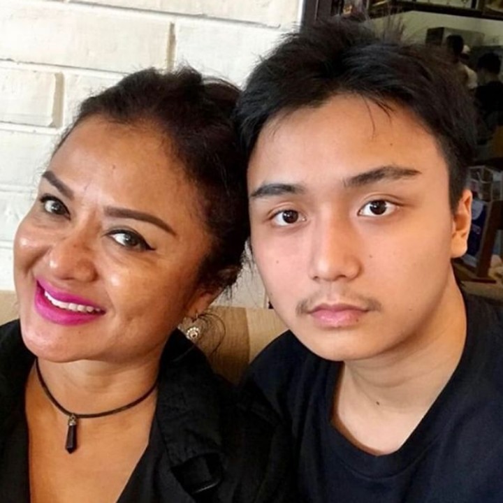 <p>Bersama putranya Leon yang dekat dengannya. (Foto: Instagram @bethariasonata99)</p>