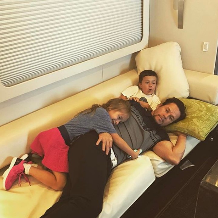 <p>Saat anak-anaknya menyambangi Mark Wahlberg di lokasi syuting. Menggemaskan banget! (Foto: Instagram @byrheawahlberg)</p>