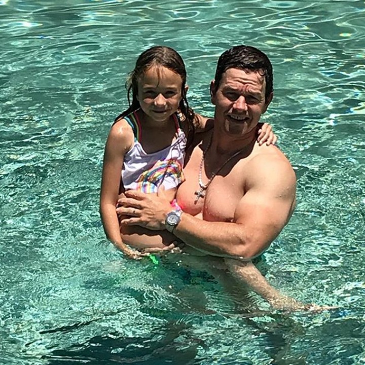 <p>Bersama si kecil Grace. Asyik banget nih lagi berenang. (Foto: Instagram @byrheawahlberg)</p>