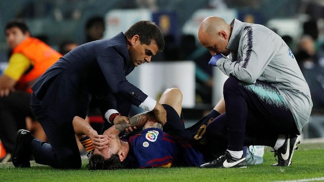 Megabintang Barcelona Lionel Messi dipastikan cedera patah tulang tangan dan absen pada  El Clasico melawan Real Madrid di Stadion Camp Nou, Minggu (28/10).