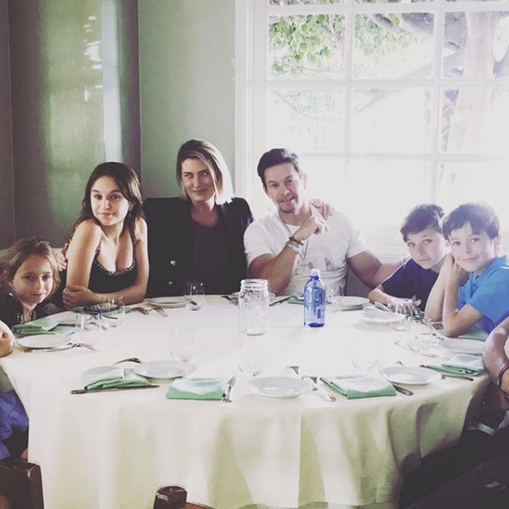 <p>Keluarga aktor Hollywood Mark Wahlberg ini seru dan kompak, Bun. Mark dan istrinya, Rhea dikaruniai empat anak. Ella, Michael, Grace dan Brendan. (Foto: Instagram @byrheawahlberg)</p>