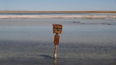 FOTO: Masalah Air dan Penambangan Litium di Chile Ketersediaan air asin di Gurun Atacama, Chile, disebut terdampak kompetisi tambang litium, yang diperoleh dari air asin, antara korporasi Albemarle dan SQM.