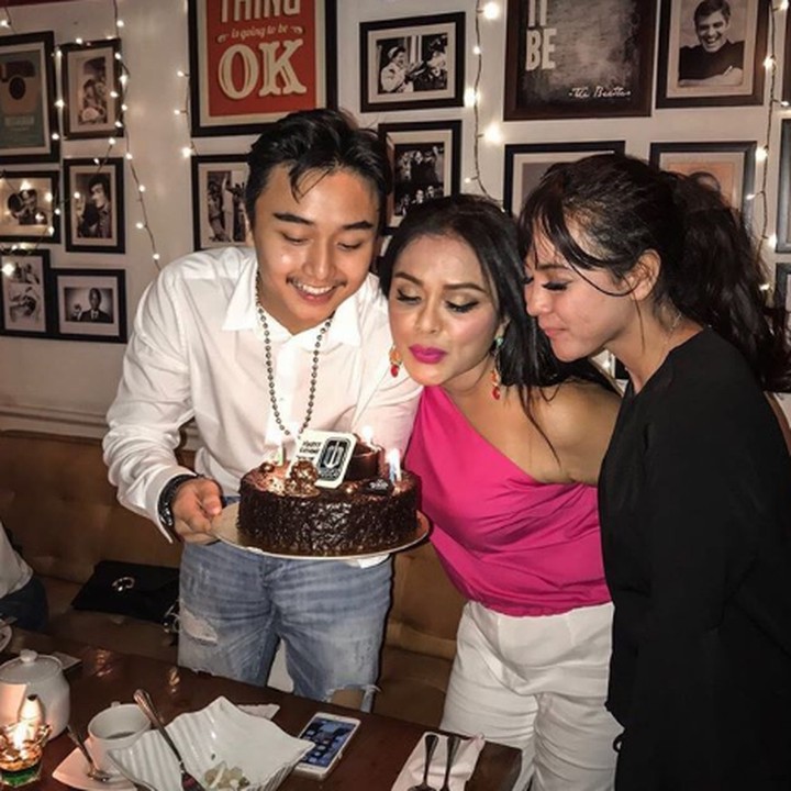 <p>Saat merayakan ulang tahun Betharia. Seperti anak muda banget! (Foto: Instagram @bethariasonata99)</p>