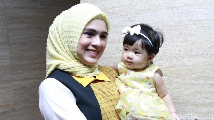 Belajar dari Pengalaman Nycta Gina Cegah Bayi Nangis di Pesawat Nycta Gina bercerita pernah salah memilih jam terbang sehingga membuat anak pertamanya nangis di pesawat. Simak cerita selengkapnya yuk!