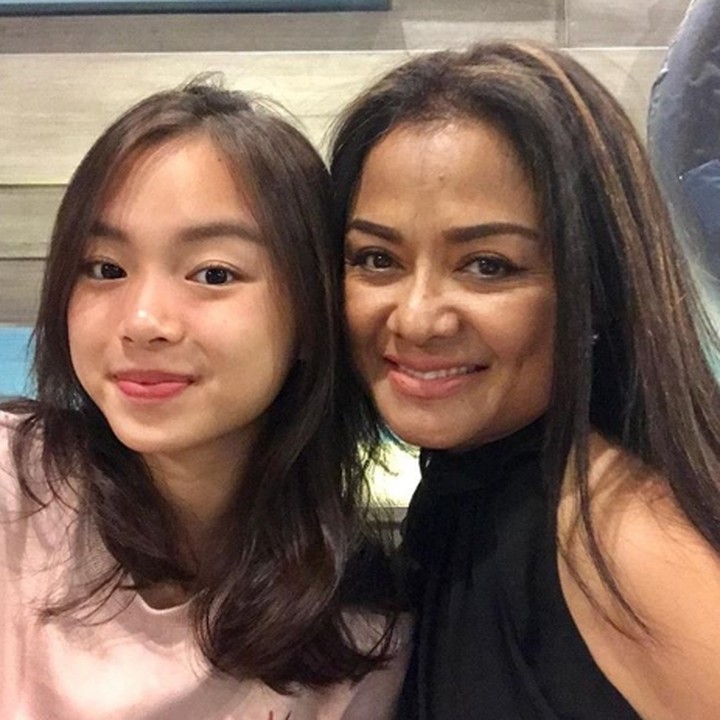 <p>Nabila sering selfie dengan Bunda Betharia. (Foto: Instagram @bethariasonata99)</p>