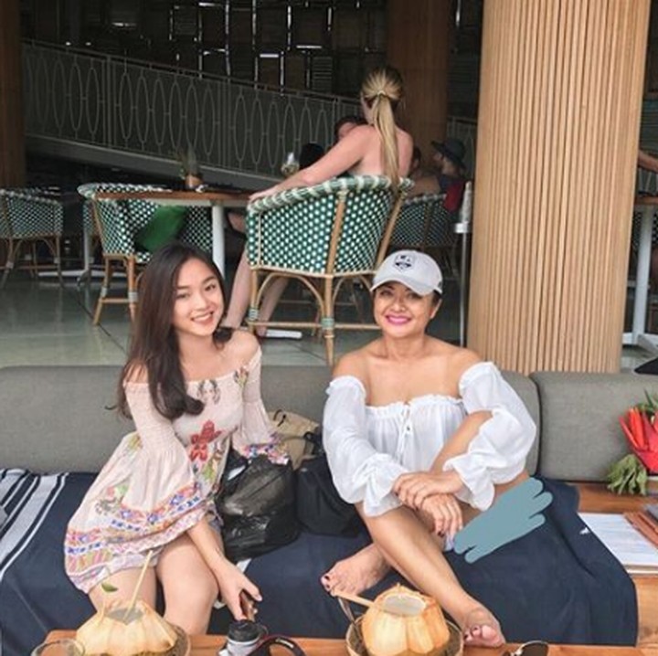 <p>Berpose dengan putrinya, seperti kakak adik ya? (Foto: Instagram @bethariasonata99)</p>