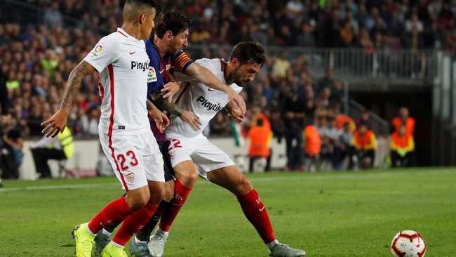Gelandang Sevilla Franco Vazquez mendapat hinaan dari pendukung Barcelona melalui Instagram setelah dianggap membuat Lionel Messi patah tulang lengan kanan.