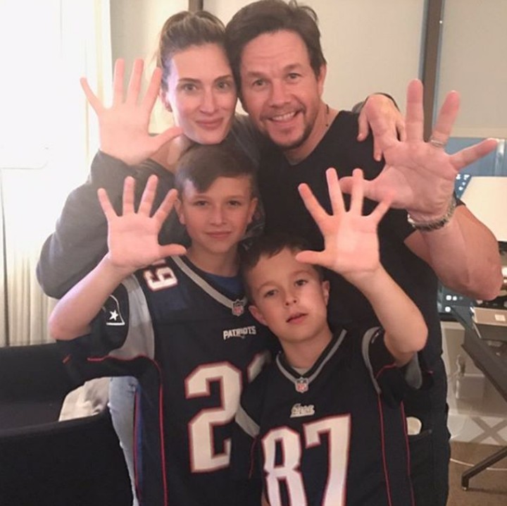 <p>Mark Wahlberg dan Rhea juga sering mengajak kedua putranya nonton NFL. (Foto: Instagram @byrheawahlberg)</p>