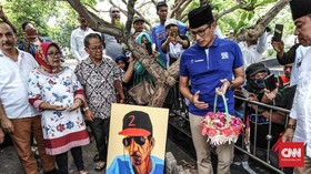 Kagum Lagu Kebyar-kebyar, Sandiaga Ziarahi Makam Gombloh