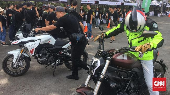 Benelli Klaim Siapkan Skutik Pesaing Lambretta dan Vespa Skutik Benelli terbaru akan menggendong mesin 150 cc, namun bukan untuk melahap pasar motor Jepang yang kini dikuasai Nmax, PCX, dan Vario.