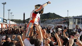 Rayakan Juara dunia MotoGP, Marquez Cedera Dislokasi Bahu