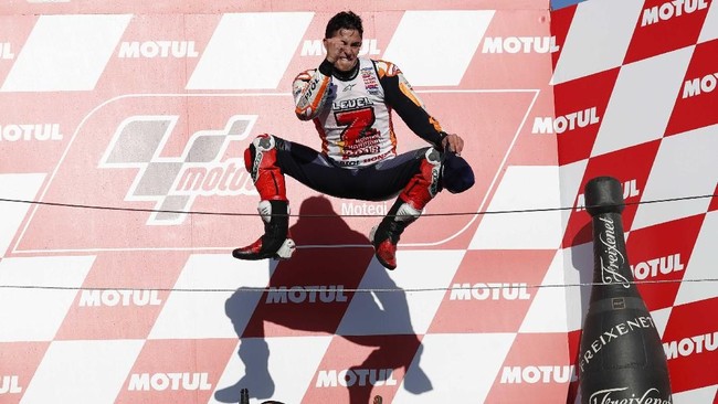 Valentino Rossi dan Jorge Lorenzo memberikan pujian kepada Marc Marquez yang berhasil meraih gelar juara dunia yang kelima pada ajang balap MotoGP.