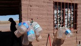 FOTO: Masalah Air dan Penambangan Litium di Chile Ketersediaan air asin di Gurun Atacama, Chile, disebut terdampak kompetisi tambang litium, yang diperoleh dari air asin, antara korporasi Albemarle dan SQM.