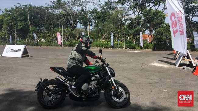 Mengendarai motor ketika angin kencang perlu kemampuan khusus agar tidak mengalami kecelakaan tunggal dan melibatkan orang lain.