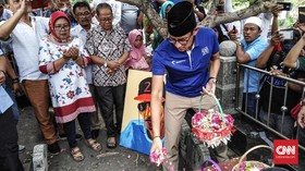 Sandiaga Minta Maaf Langkahi Makam Pendiri NU Kiai Bisri