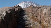 FOTO: Masalah Air dan Penambangan Litium di Chile Ketersediaan air asin di Gurun Atacama, Chile, disebut terdampak kompetisi tambang litium, yang diperoleh dari air asin, antara korporasi Albemarle dan SQM.