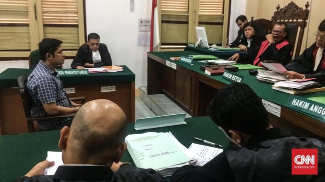 Jaksa menuntut Wakapolres Lombok Tengah, Kompol Fahrizal terbukti bersalah melakukan pembunuhan, namun menganggap dia tidak bisa dimintai pertanggungjawaban.