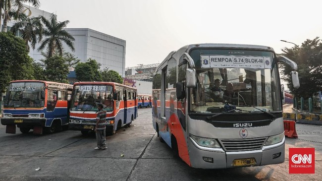 Metromini 'tergilas' roda bus modern yang menawarkan kenyamanan dengan ongkos lebih murah. Bukan cuma penumpang yang pergi, copet pun tak sudi lagi.