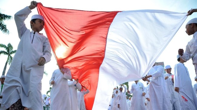 Selain upacara bendera, ada acara zikir, doa, salawat dan tausiah untuk mendoakan santri, masyarakat Indonesia agar diberi kesehatan di tengah pandemi Covid-19.