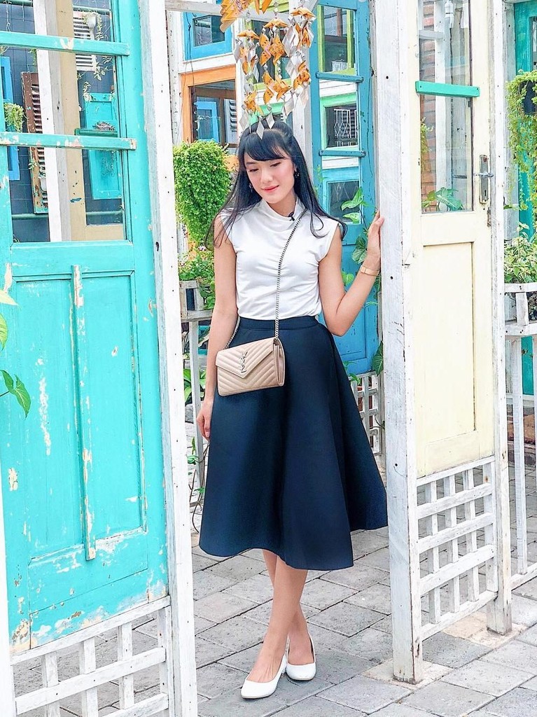 Memasuki usia kehamilan tiga bulan, pesona Anissa Aziza semakin terpancar. Meski tengah mengandung, Anissa tetap bisa tampil stylish di setiap kesempatan.