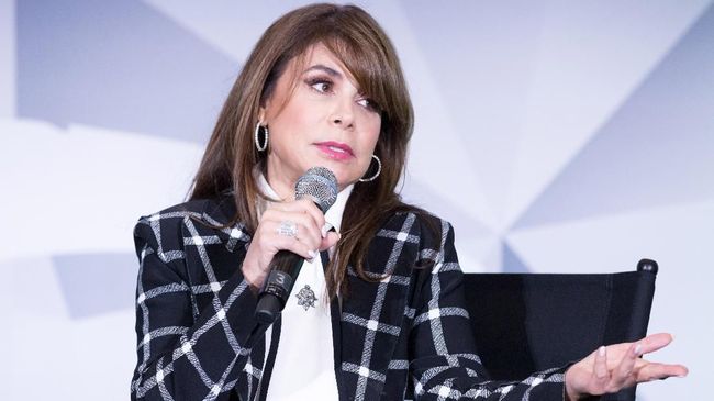 Sudah 25 tahun tak menyelenggarakan konser sendiri, Paula Abdul tampaknya terlalu bergembira hingga ia jatuh dari panggung saat tampil di tur solonya lagi.