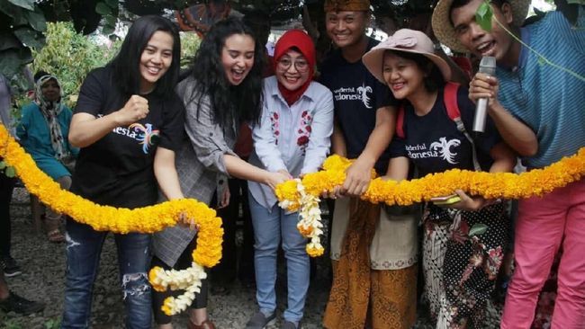 Artis sekaligus pemain film Satu Hari Nanti, Ayushita pun turut mengunjungi peluncuran Pasar Botani di Lombok
