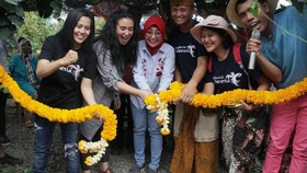 Artis Ayushita Nikmati Keindahan dan Keunikan Pasar Botani