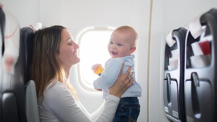 4 Tips Nyaman Ajak Bayi Naik Pesawat Bunda bisa menerapkan empat tips ini supaya bayi nyaman ketika diajak bepergian dengan pesawat.