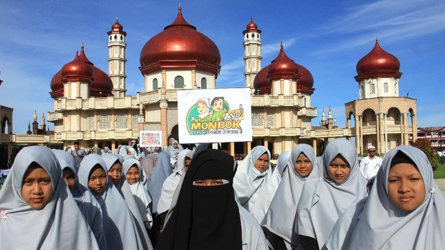 Eks Kadis Syariat Islam Kabupaten Gayo Lues, Aceh, Husin dituntut 7,5 tahun penjara karena dugaan korupsi anggaran santri Rp3,7 miliar.
