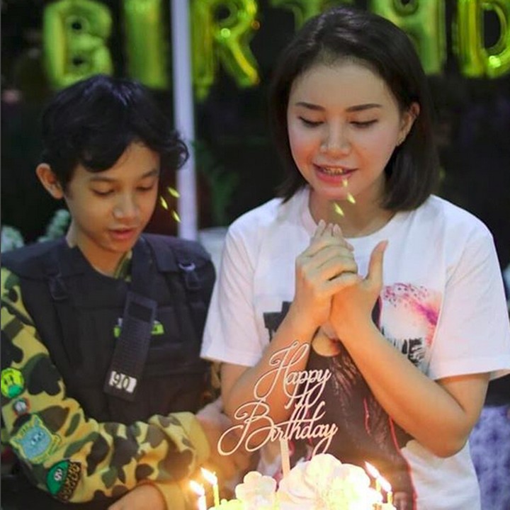 <p>Bunda <a href="https://hot.detik.com/celeb/4266520/sahabat-hanya-bercanda-sebut-rossa-dan-afgan-nikah" target="_blank">Rossa</a> merayakan ulang tahun ke-40 baru-baru ini bersama anak semata wayangnya, Rizky. Merayakan ulang tahun dengan anak merupakan bonding sederhana namun bisa menambah kasih sayang di antara ibu dan anak. (Foto: Instagram @itsrossa910)<br /><br /></p>