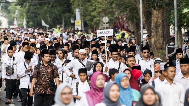 Dua pengamat politik menilai peringatan hari santri tak bisa dipungkiri memberikan dampak positif bagi kubu Jokowi-Ma'ruf dalam kaitannya untuk Pilpres 2019.