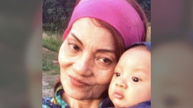 Meski memiliki rekam jejak lebih banyak dalam bentuk film, Titi Qadarsih juga pernah manggung dengan Koes Plus dan Gombloh.