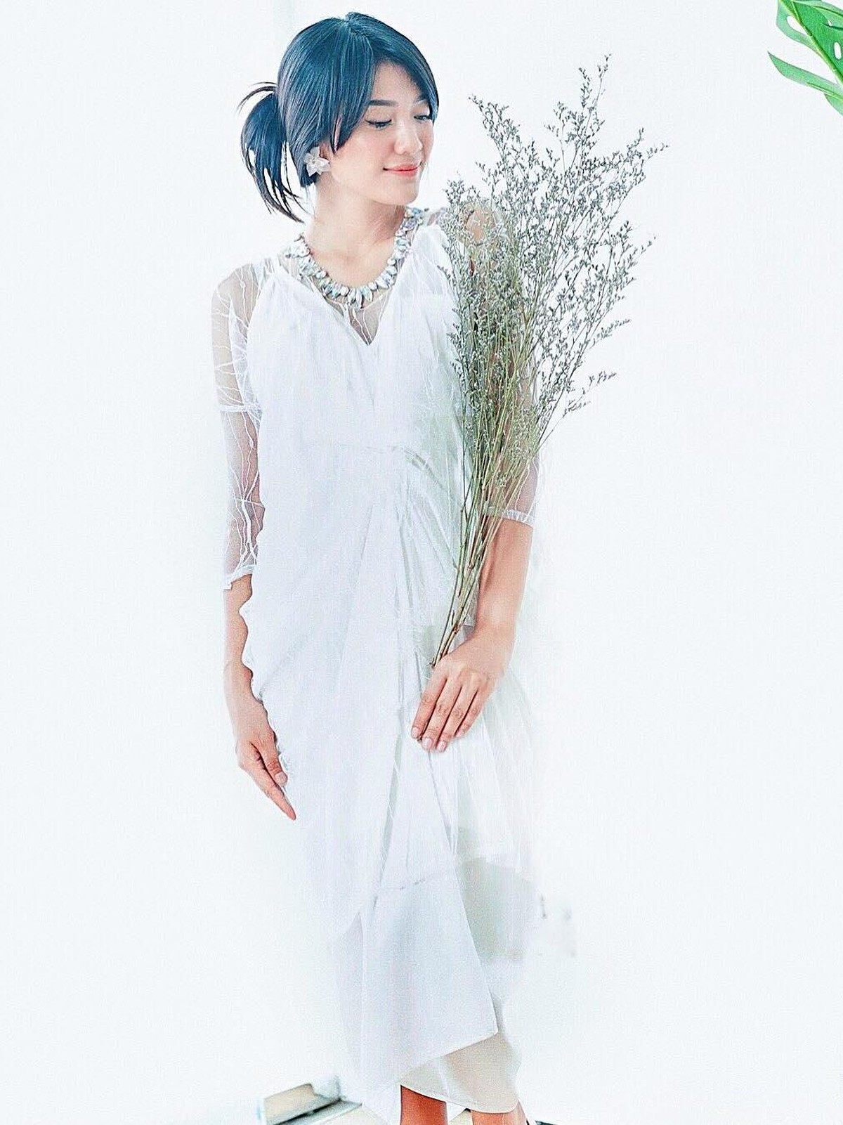 Memasuki usia kehamilan tiga bulan&comma; pesona Anissa Aziza semakin terpancar&period; Meski tengah mengandung&comma; Anissa tetap bisa tampil stylish di setiap kesempatan&period;