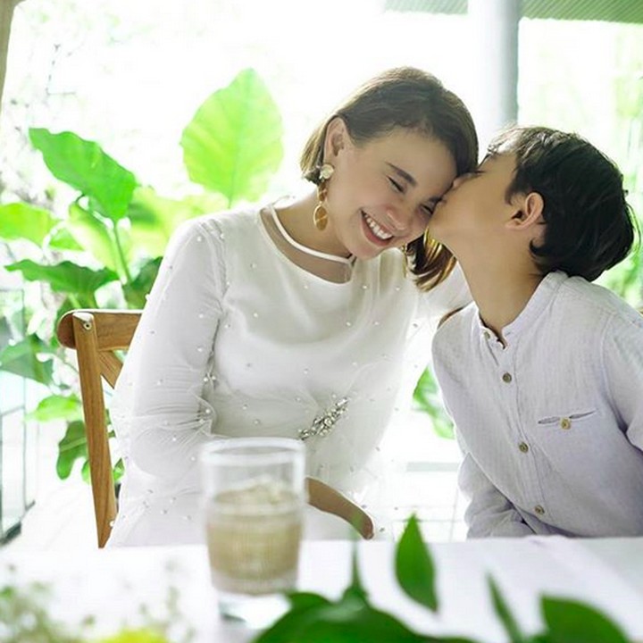 <p>Ciuman buat Bunda Rossa dari si kecil Rizky juga merupakan bonding seru yang tidak ternilai harganya. (Foto: Instagram @itsrossa910)<br /><br /></p>
