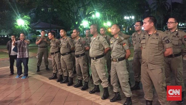 Satpol PP DKI Jakarta menggelar apel sebelum menutup sementara Diskotek Old City, Senin (22/10)