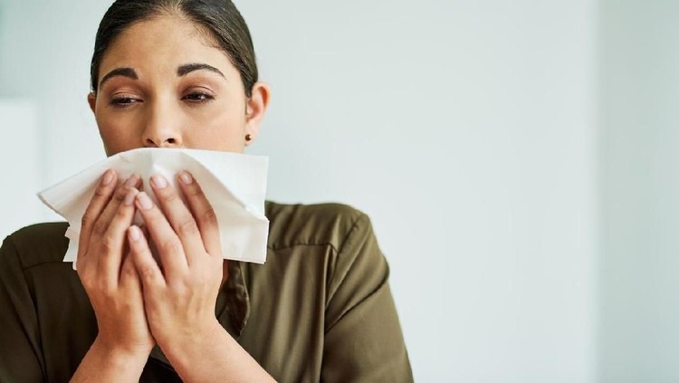 Ilustrasi ingus Sick Woman Sneezing in to Tissue Paper