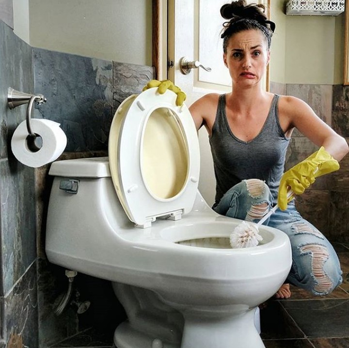 <p>Sarung tangan dan sikat toilet juga bisa jadi properti. Tidak perlu keluar uang lagi! (Foto: Instagram @moderndaywonderland)</p>