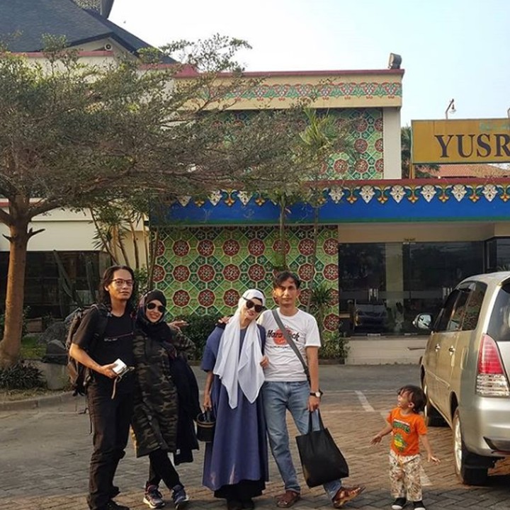 <p>Selama berkarier sebagai artis Titi Qadarsih dikenal juga sebagai pengisi suara untuk beberapa film dan pernah berduet dengan penyanyi Gombloh. (Foto: Istagram @indraqadarsih)</p>