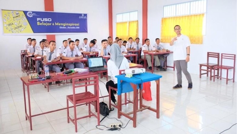 Semakin tinggi tingkat pendidikan siswa Sekolah Menengah Kejuruan (SMK) maka kesempatan mendapatkan pekerjaan semakin besar setelah lulus sekolah.