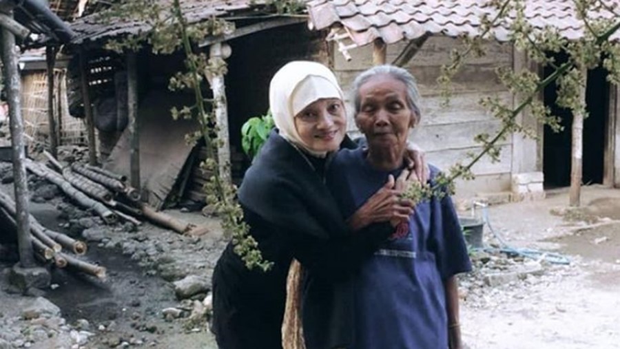 Titi Qadarsih meninggal dunia karena kanker usus yang diketahui bersemayam di tubuhnya selepas sebuah operasi.