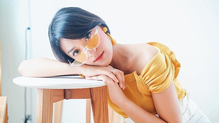 Memasuki usia kehamilan tiga bulan, pesona Anissa Aziza semakin terpancar. Meski tengah mengandung, Anissa tetap bisa tampil stylish di setiap kesempatan.