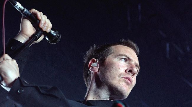 Massive Attack merilis ulang album Mezzanine dalam bentuk cat semprot kaleng berwarna hitam dan perak.