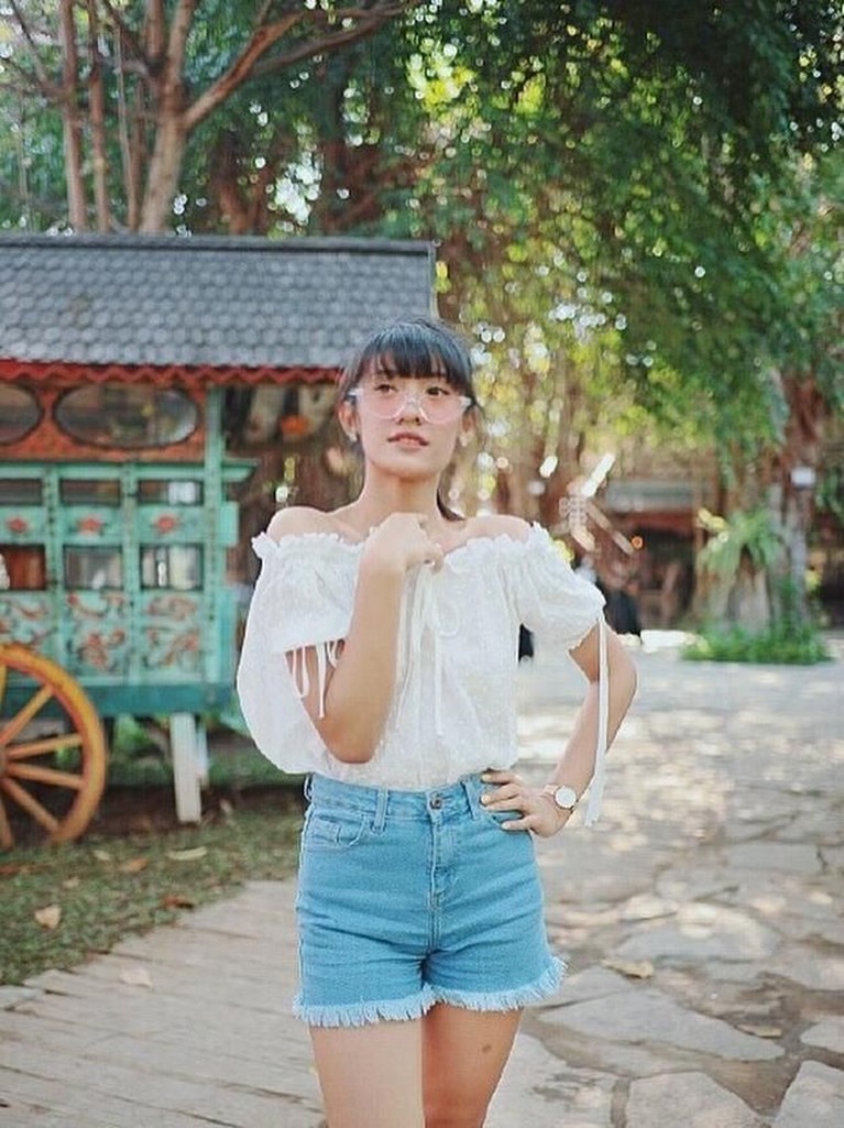 Memasuki usia kehamilan tiga bulan, pesona Anissa Aziza semakin terpancar. Meski tengah mengandung, Anissa tetap bisa tampil stylish di setiap kesempatan.
