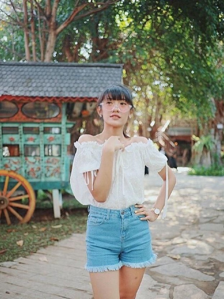 Hamil Muda, Pesona Anissa Aziza Makin Terpancar Memasuki usia kehamilan tiga bulan, pesona Anissa Aziza semakin terpancar. Meski tengah mengandung, Anissa tetap bisa tampil stylish di setiap kesempatan.