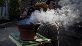 FOTO: Dukutan yang Menjaga Desa
