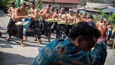 FOTO: Dukutan yang Menjaga Desa Tradisi Dukutan yang dilakukan di Jawa Tengah bermakna membersihkan aura negatif demi keberuntungan di masa depan.