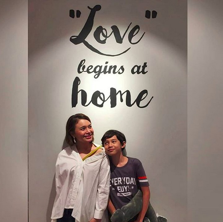<p>Rizky saat sedang hangout dengan Bunda Rossa. Memang, hangout bisa menambah kedekatan dengan ibu dan anak. (Foto: Instagram @itsrossa910)<br /><br /></p>